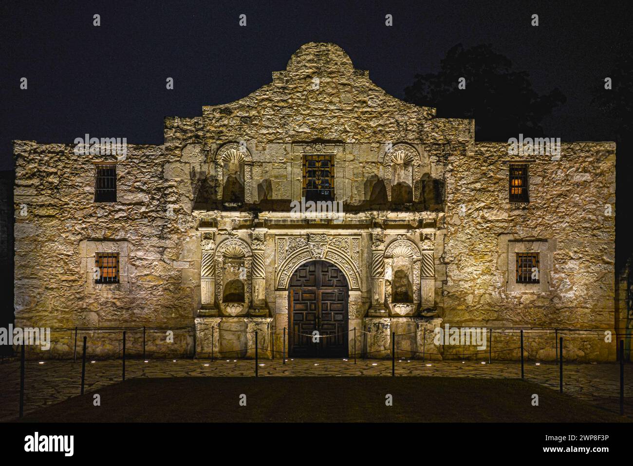 Nächtlicher Blick auf den Alamo, eine berühmte spanische Mission in San Antonio, Texas Stockfoto