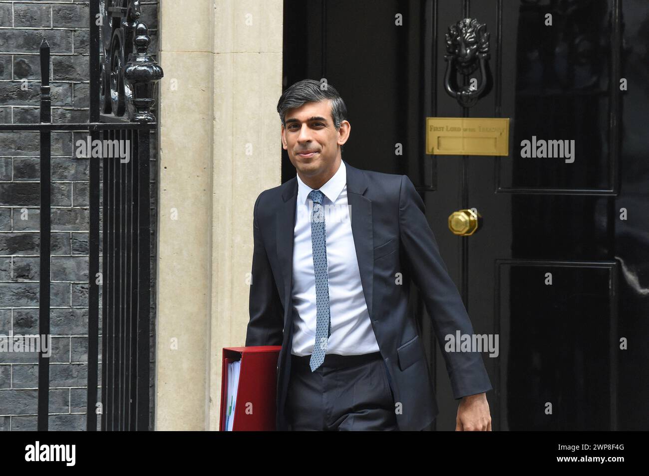 Premierminister PMQ Premierminister Rishi Sunak verlässt Downing Street 10 für seine wöchentlichen Premierminister Fragen London Westminster UK Copyright: XMartinxDaltonx Budget Day 060324 MD 034 Stockfoto