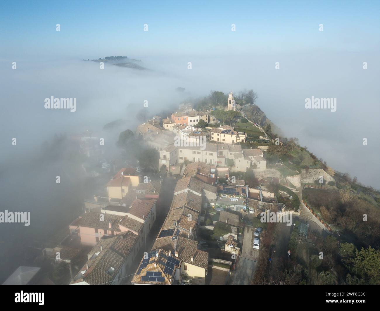 Ein Blick aus der Vogelperspektive auf Fiorenzuola di Focara im Nebel. Italien Stockfoto