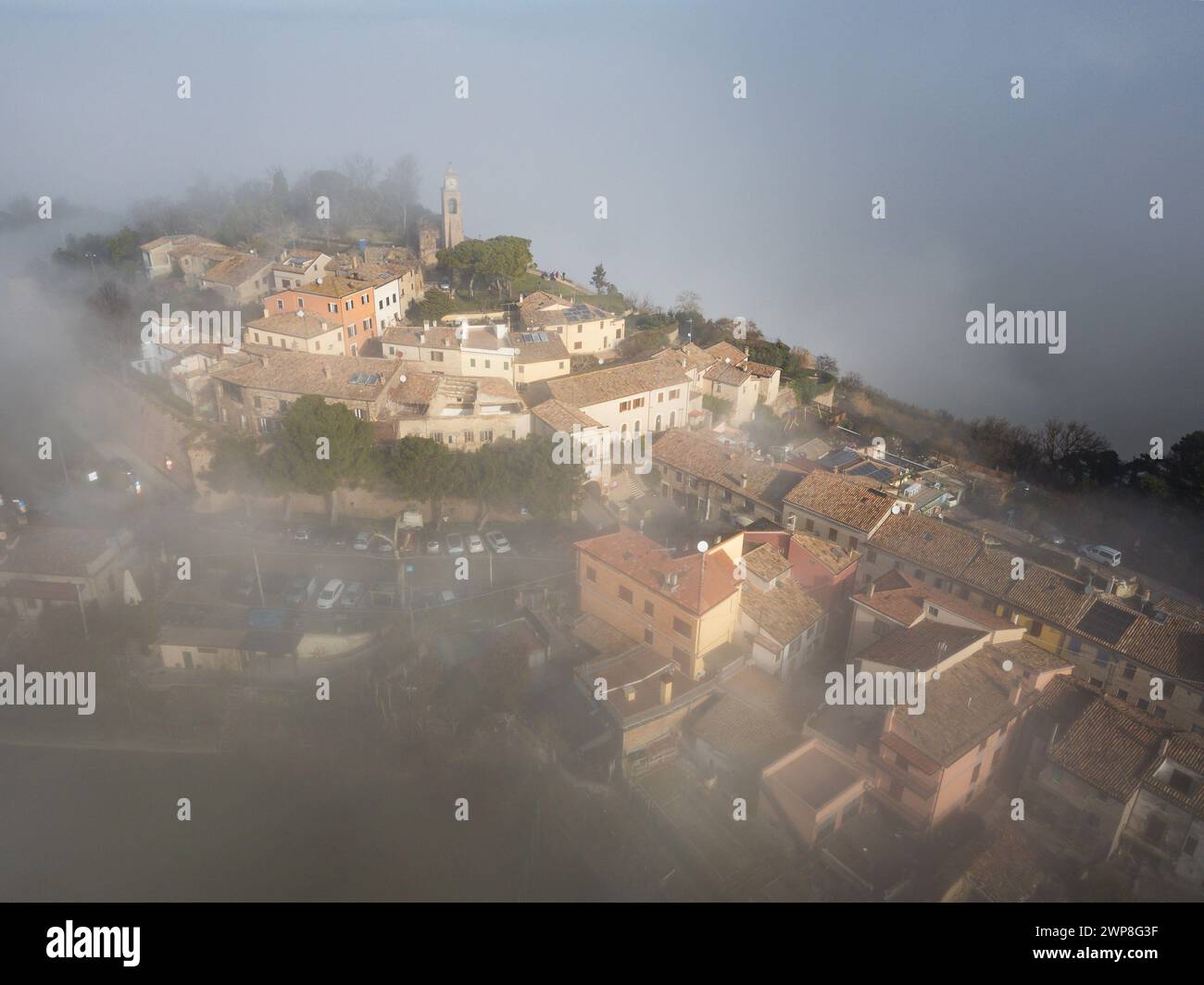 Ein Blick aus der Vogelperspektive auf Fiorenzuola di Focara im Nebel. Italien Stockfoto