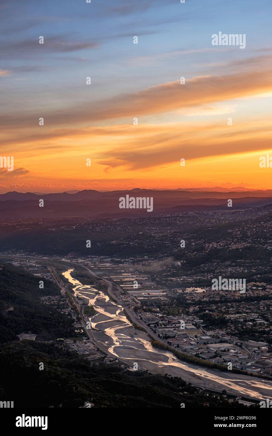 Ein Sonnenuntergang über dem Var-Tal in Südfrankreich Stockfoto