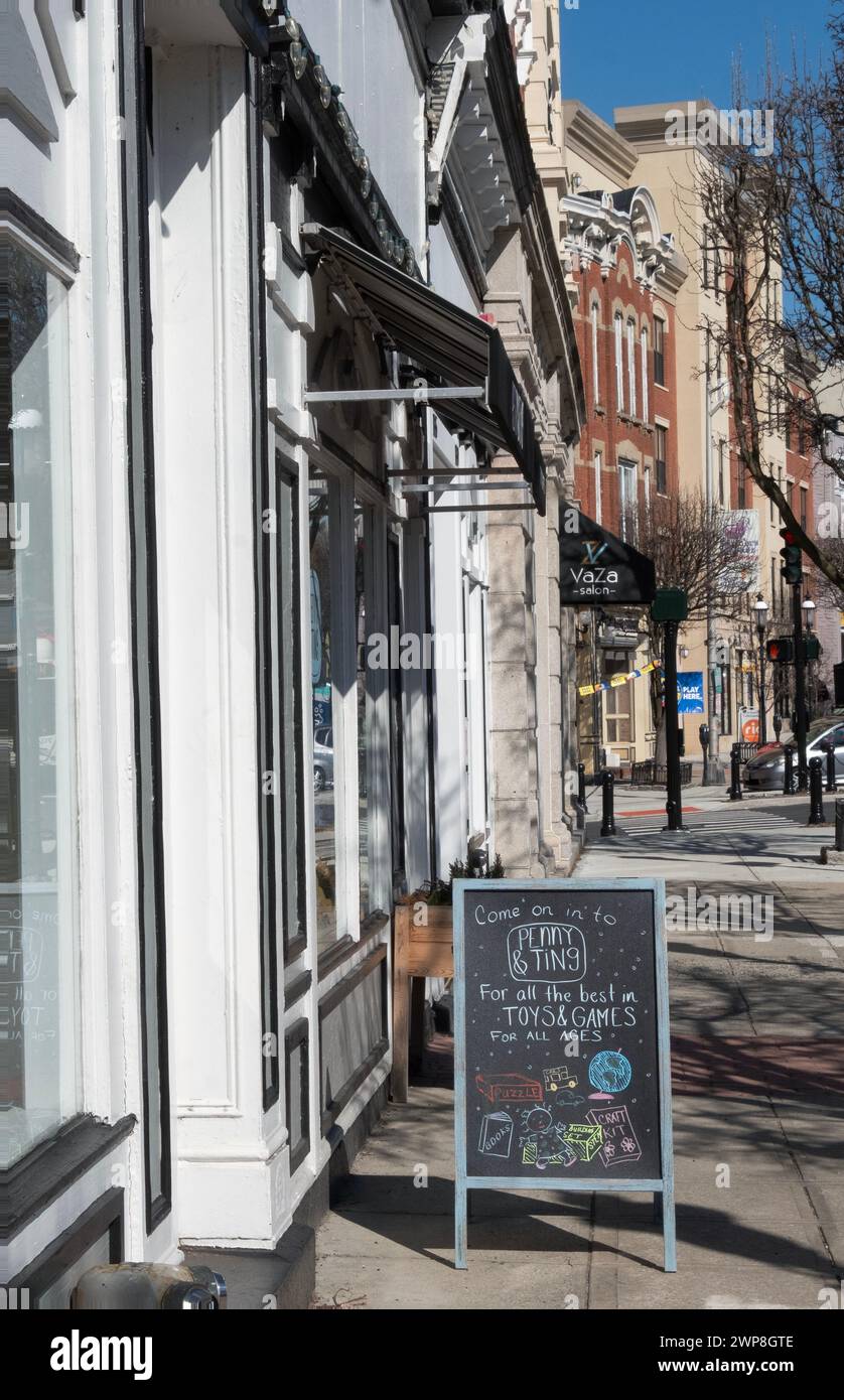 Ein allgemeiner Blick auf die Main Street in Ossining, Westchester, New York mit einem Schild für Penny & Ting, ein Spielwarengeschäft in der Nachbarschaft. Stockfoto