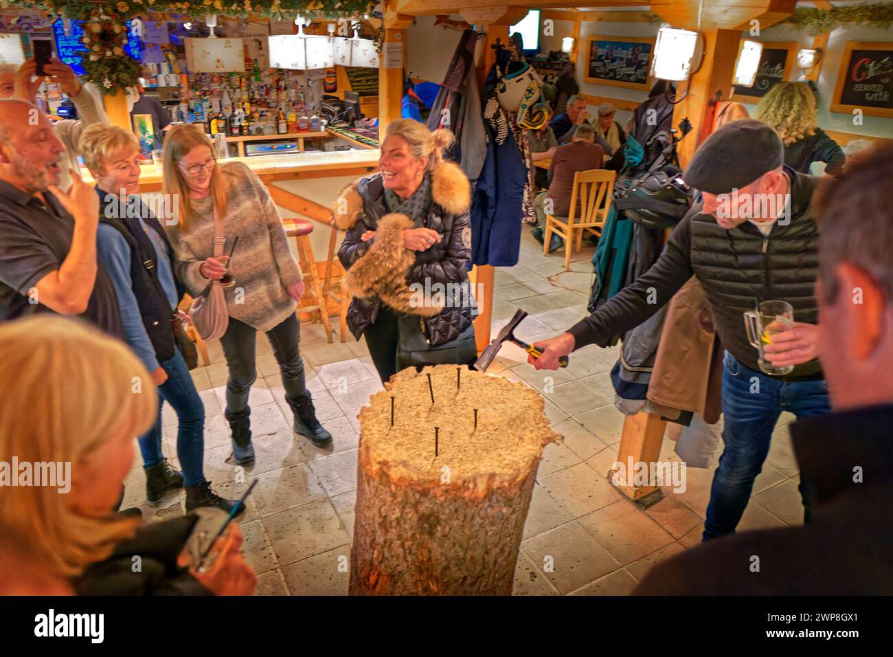 Das Nail Game, ein beliebter und traditioneller Zeitvertreib, der in BJ's Bar im Skigebiet Borovets in Bulgarien gespielt wird. Stockfoto