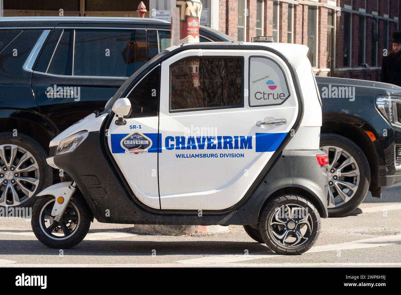Ein dreirädriges Chaverim-Minifahrzeug, das in Williamsburg, Brooklyn, New York, geparkt wurde. Chaverim ist ein freiwilliger Rettungsdienst. Stockfoto