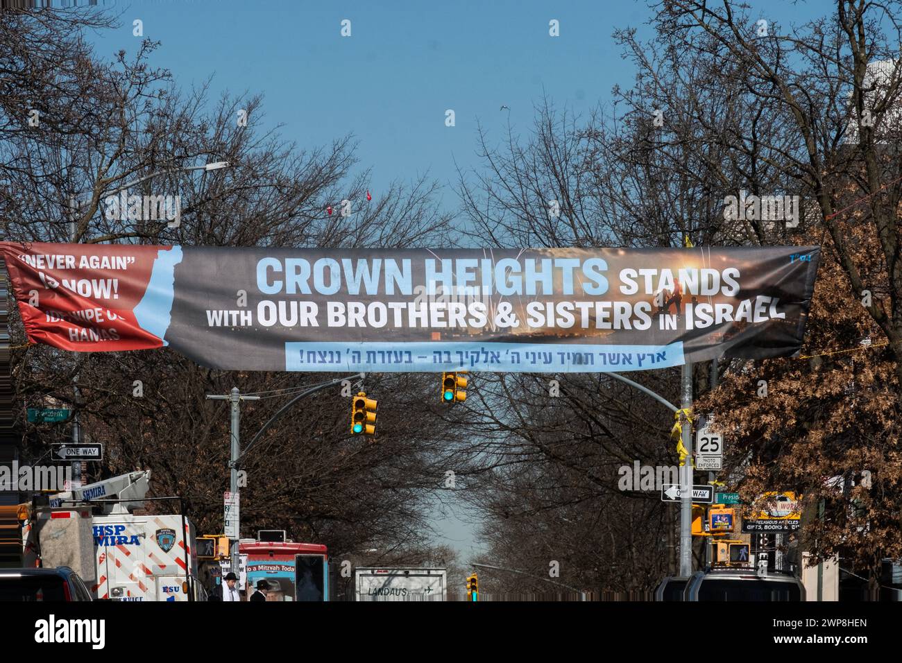 Ein großes zweisprachiges Banner über der Kingston Avenue, das Solidarität mit dem Volk in Israel während des Gaza-Krieges zum Ausdruck bringt. Crown Heights, Brooklyn 2024. Stockfoto