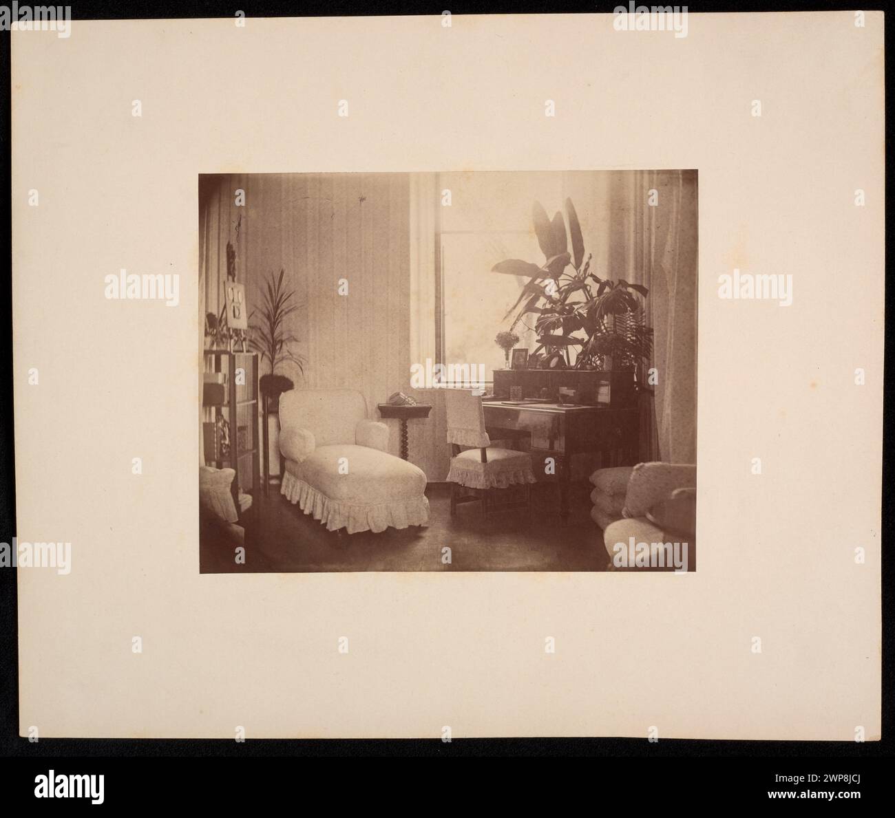 Fotografie des Innenraums eines Palastzimmers in Sparanów, datiert von 1870-1900, mit Möbeln, Wanddekorationen, Grundriss, und architektonische Merkmale des Raumes. Stockfoto