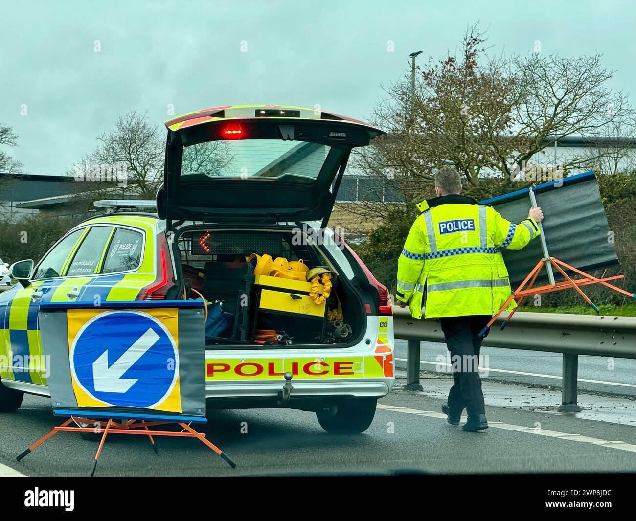 Ipswich, Suffolk - 14. Februar 2024 : größere Verzögerungen auf der A14 in Richtung Westen bei Nacton. Die Straße wurde wegen eines von der Polizei geführten Vorfalls geschlossen. Stockfoto