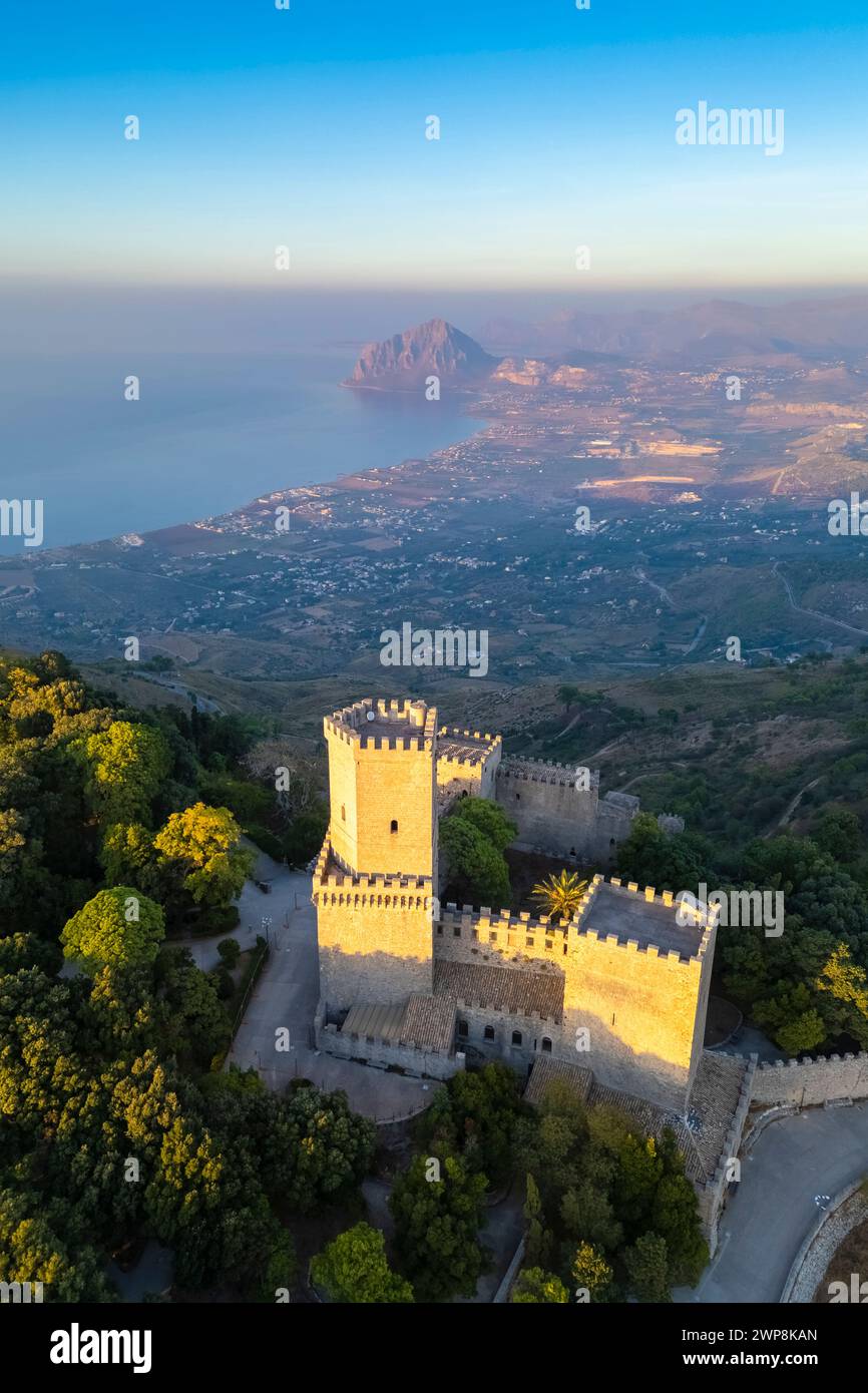 Aus der Vogelperspektive auf die Burg von Erice in Richtung Monte Cofano. Erice, Bezirk Trapani, Sizilien, Italien. Stockfoto
