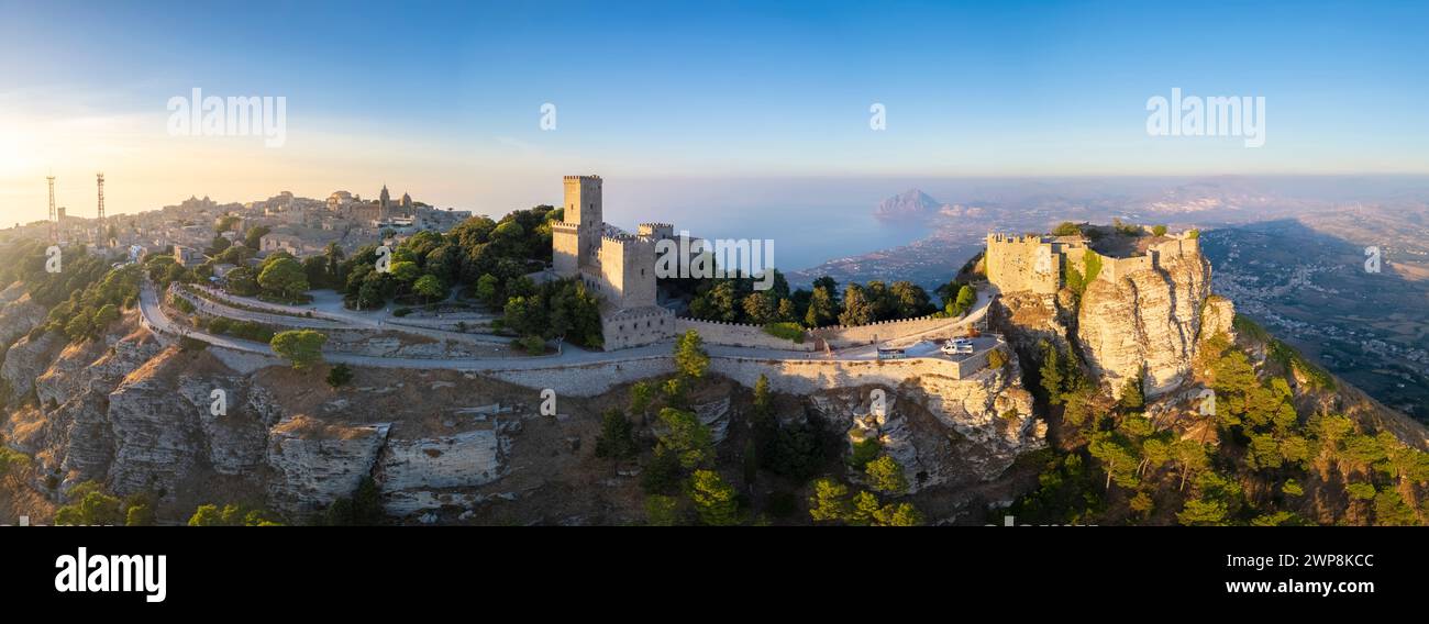 Aus der Vogelperspektive auf das Dorf und die Burgen von Erice in Richtung Monte Cofano. Erice, Bezirk Trapani, Sizilien, Italien. Stockfoto