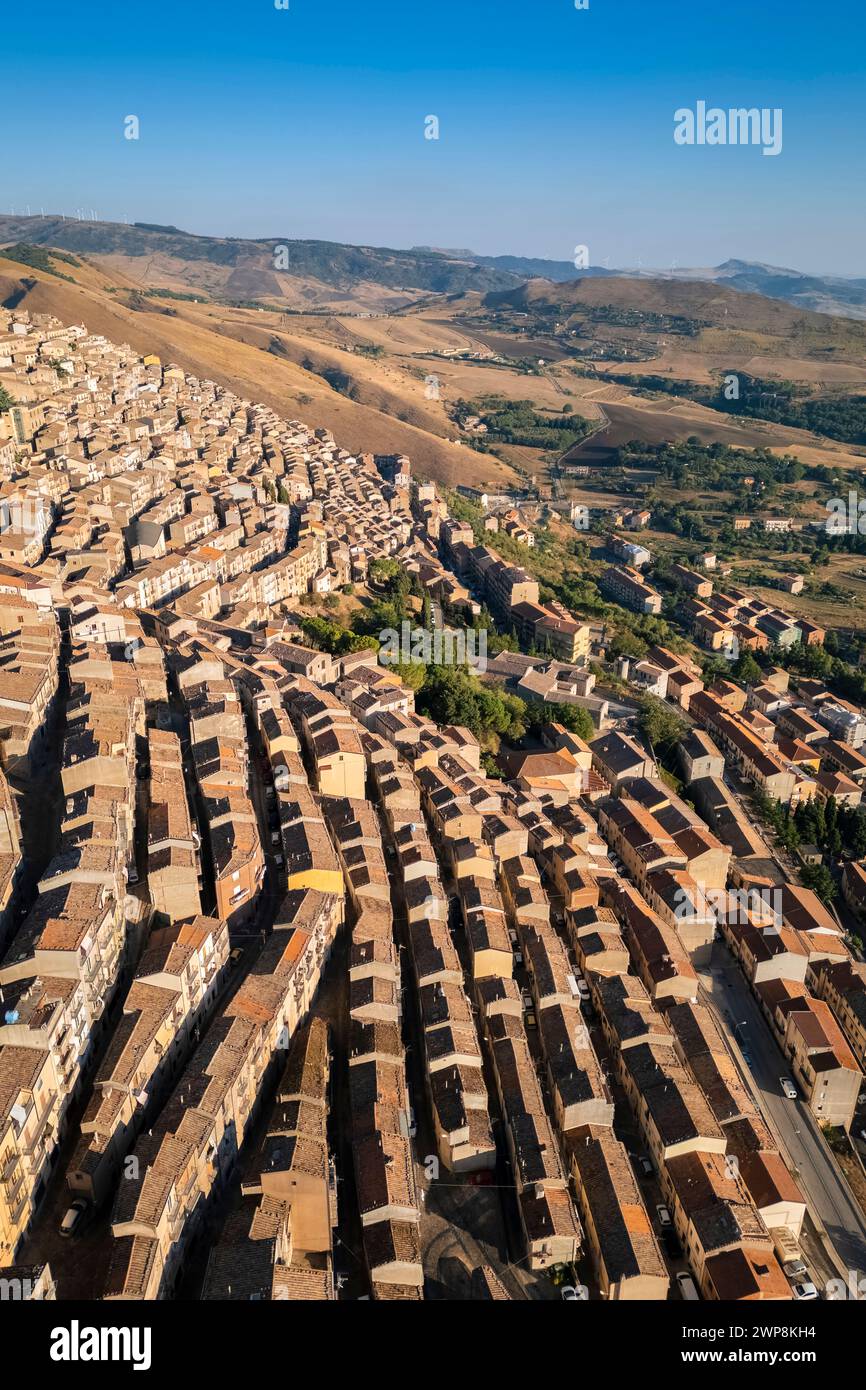 Aus der Vogelperspektive auf die labyrinthische Straße der antiken Stadt Gangi. Palermo, Sizilien, Italien. Stockfoto