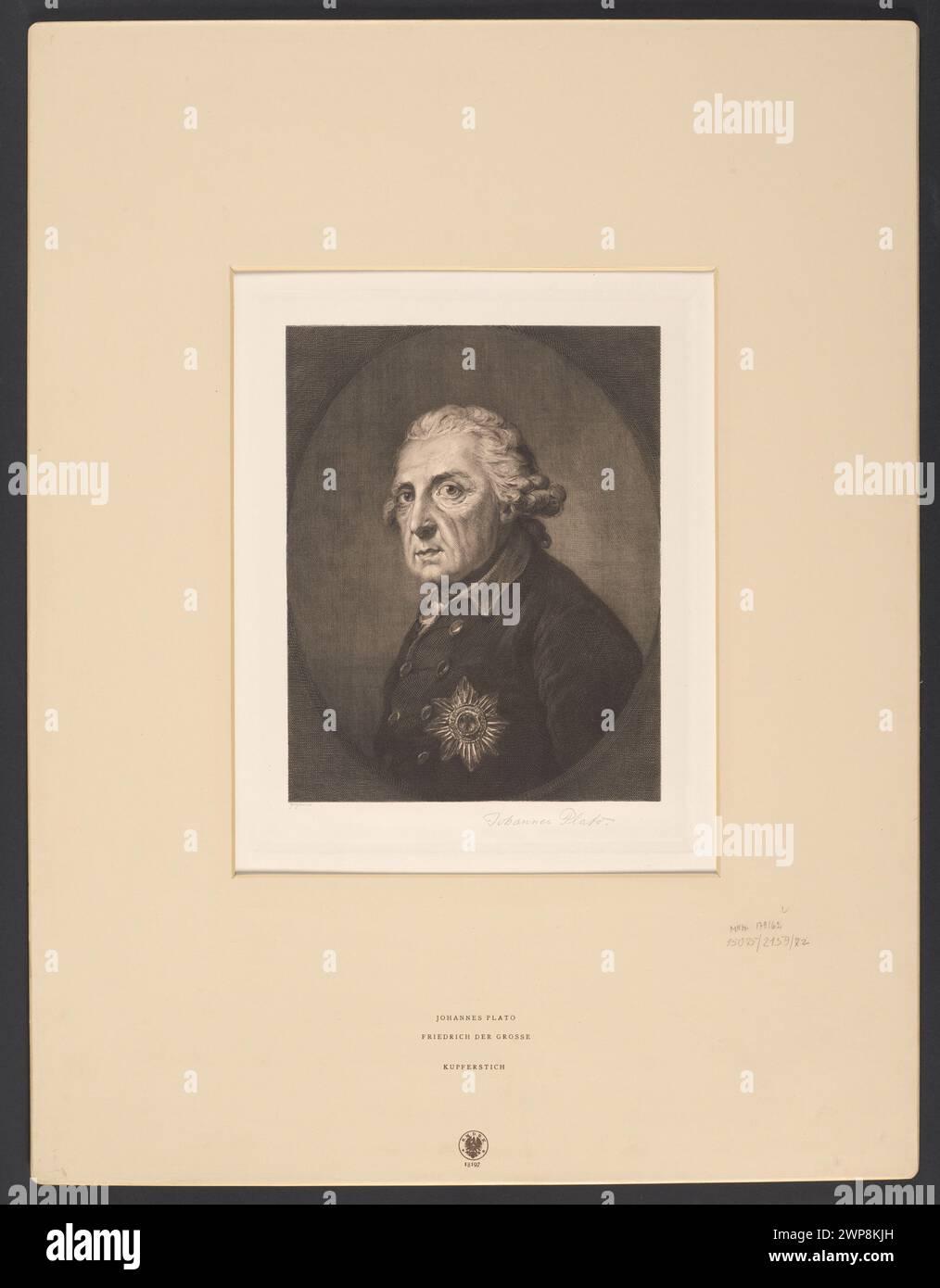 Büste von Fryderyk dem Großen in einem ovalen Rahmen mit einem Stern auf der Brust, geschaffen von Johannes Plato um 1850, mit Details der Uniform und Gesichtszüge. Stockfoto