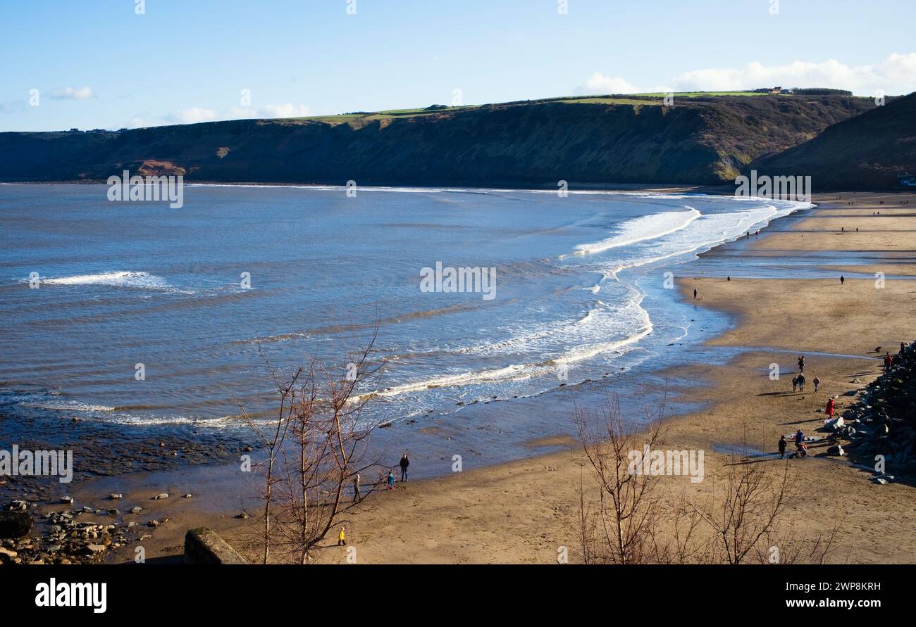 Blick hinunter auf Runswick Bay mit Flut am Sandstrand Stockfoto