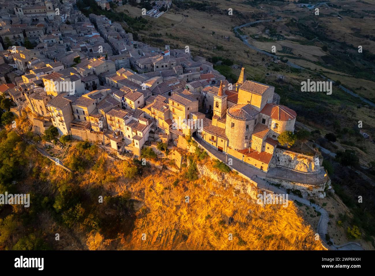 Blick aus der Vogelperspektive auf die antike Stadt Petralia Soprana, erbaut auf einer Klippe, bei Sonnenuntergang. Palermo, Sizilien, Italien. Stockfoto