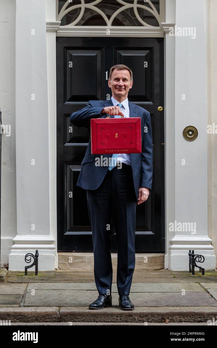 Downing Street, London, Großbritannien. März 2024. Der Finanzkanzler Jeremy Hunt verlässt die Downing Street 11 mit der berühmten roten Haushaltsbox, bevor er dem Parlament seine Frühjahrserklärung gibt. Foto: Amanda Rose/Alamy Live News Stockfoto