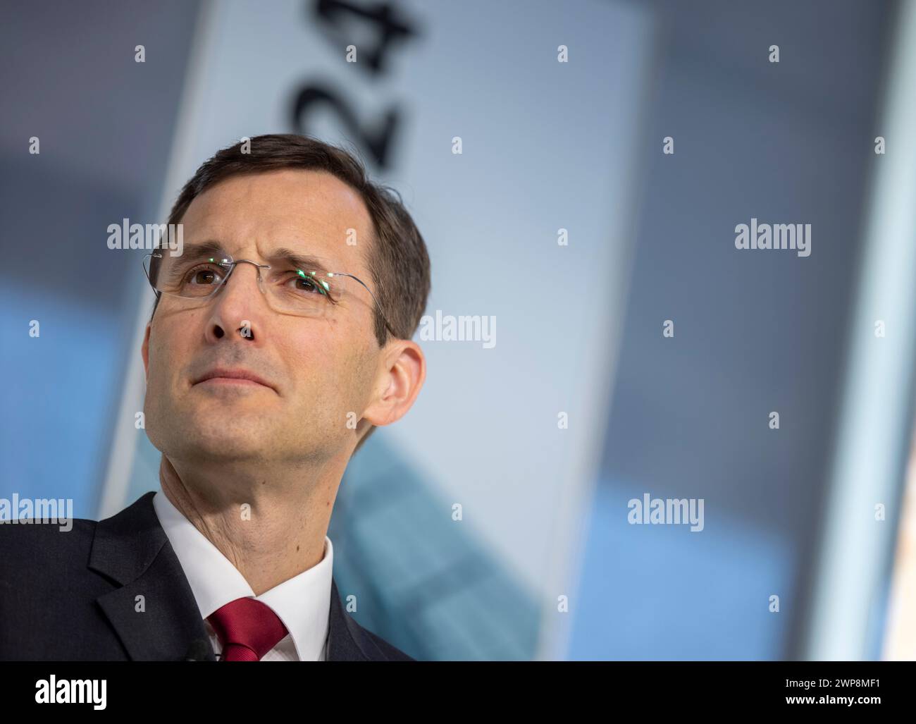 Bonn, Deutschland. März 2024. Tobias Meyer, CEO der DHL Group, spricht auf der jährlichen Pressekonferenz der DHL Group mit der Deutschen Post. Quelle: Thomas Banneyer/dpa/Alamy Live News Stockfoto