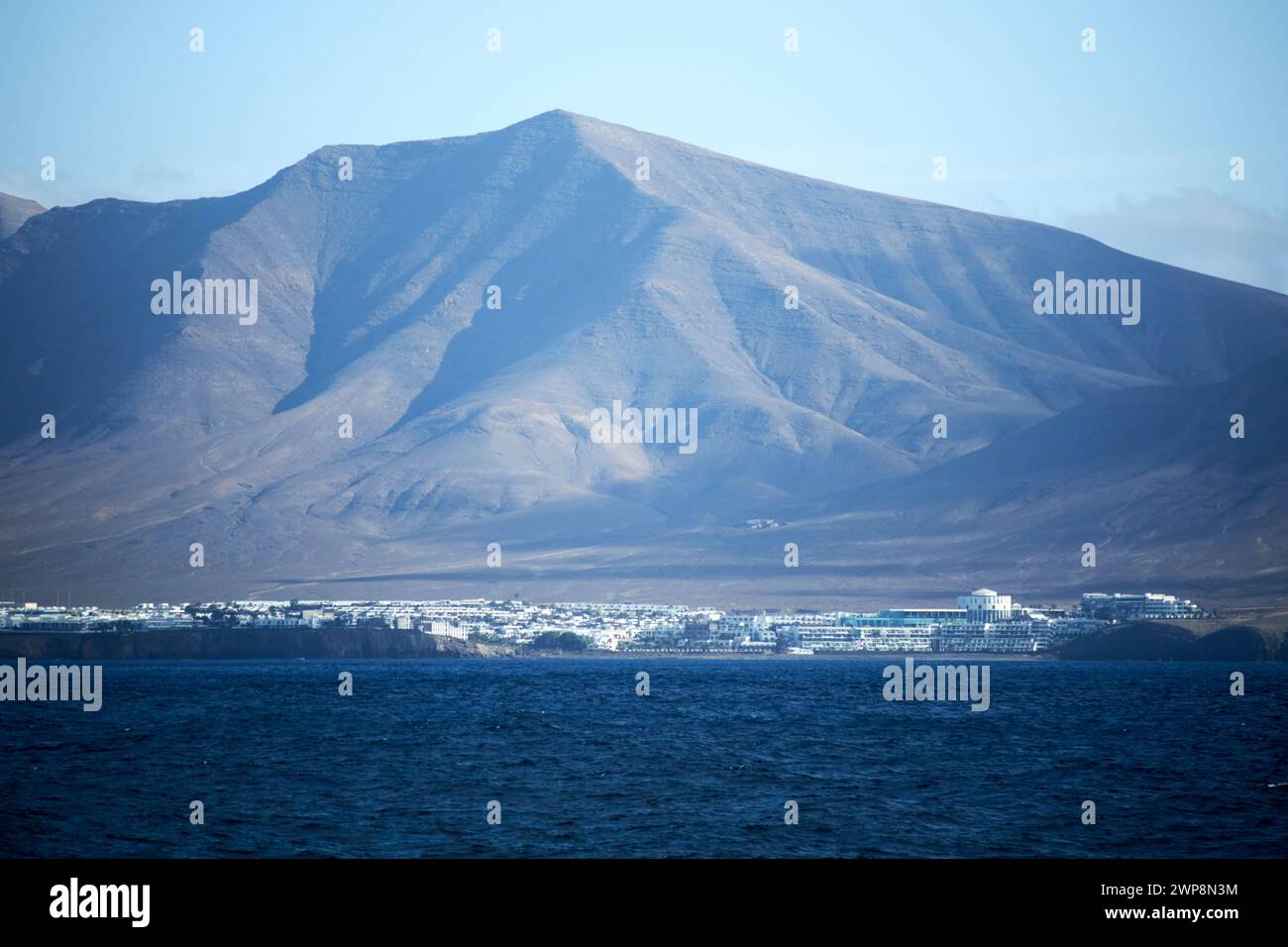 Blick auf die Vulkankette los ajaches und den Berg hacha grande über papagayo playa blanca, Lanzarote, die Kanarischen Inseln, spanien Stockfoto