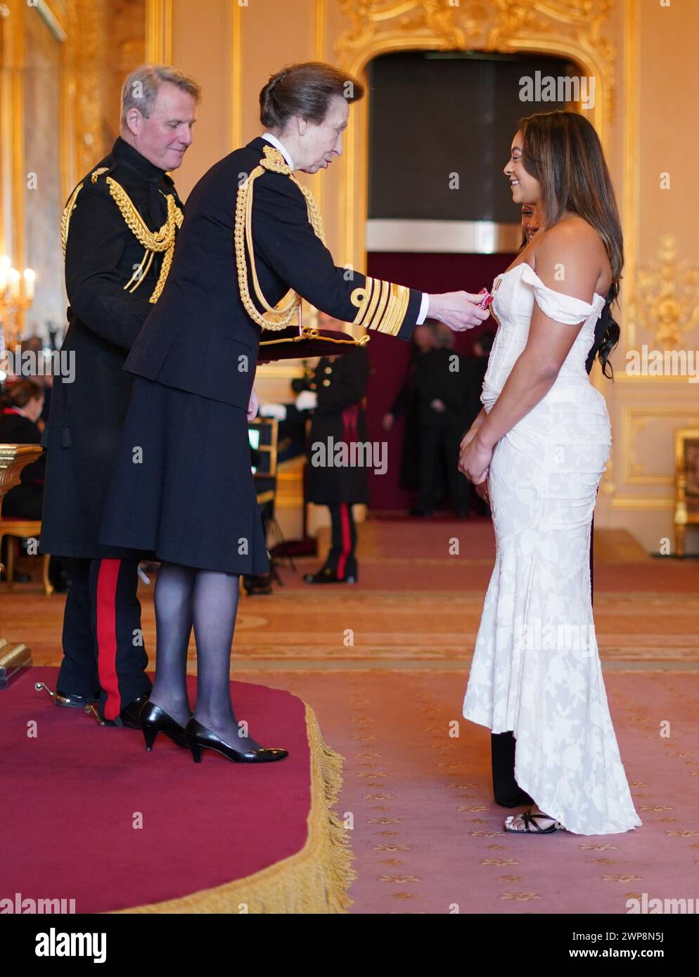 Miss Elissa Downie (Ellie Downie, in weiß) und Miss Rebecca Downie (Becky Downie) wurden von der Prinzessin Royal in Windsor Castle zum Orden des britischen Empire ernannt. Die Auszeichnung würdigt Verdienste um Turner und Turnen. Bilddatum: Mittwoch, 6. März 2024. Stockfoto