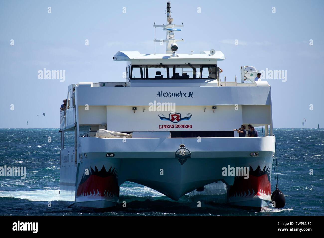 alexandro r lineas romero Schnellfähre zwischen lanzarote und Fuerteventura, die zum Hafen von corralejo auf den Kanarischen Inseln, spanien, einfahren Stockfoto