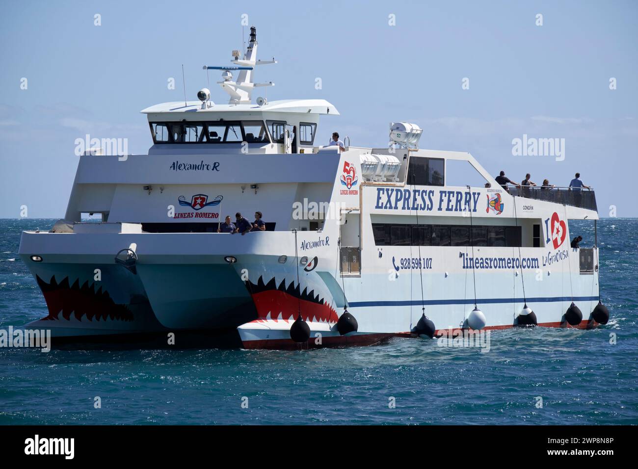 alexandro r lineas romero Schnellfähre zwischen lanzarote und Fuerteventura, die zum Hafen von corralejo auf den Kanarischen Inseln, spanien, einfahren Stockfoto