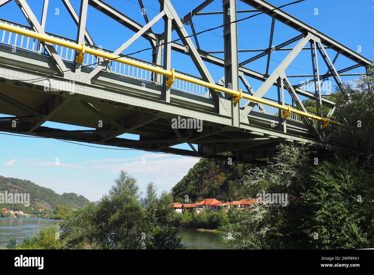 Zvornik, Bosnien und Herzegowina, Mali Zvornik, Serbien, 29. September 2022 Fluss Drina. Metallbrücke über die Drina. Begrenzungspunkt. Ansicht der Küsten Stockfoto