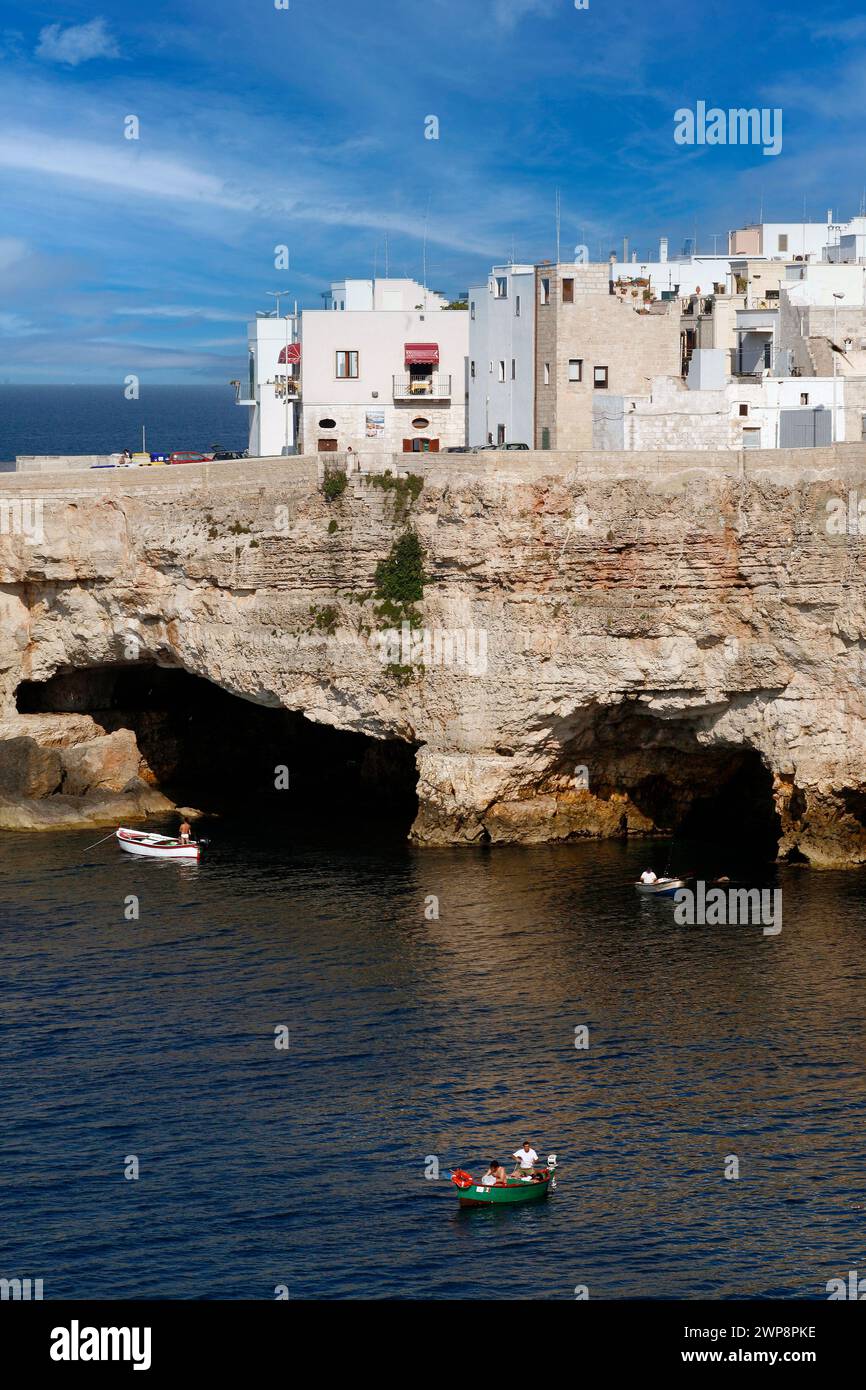 Italien Apulia Polignano a Mare (BA): Blick auf die Küste mit dem Dorf Grotta Palazzese Stockfoto