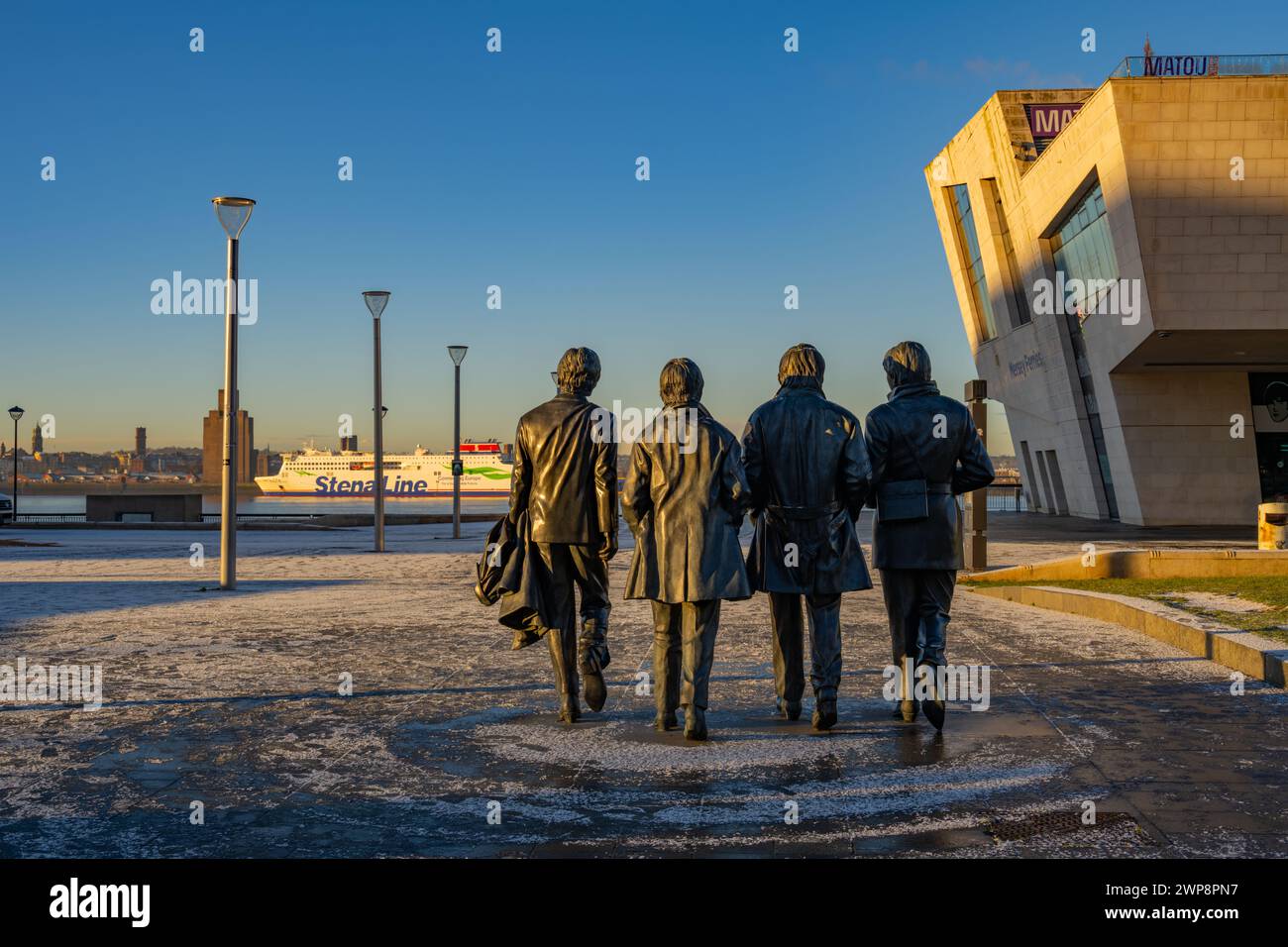 Das Beatles-Denkmal am Pier Head Liverpool Merseyside an einem verschneiten Wintermorgen Stockfoto