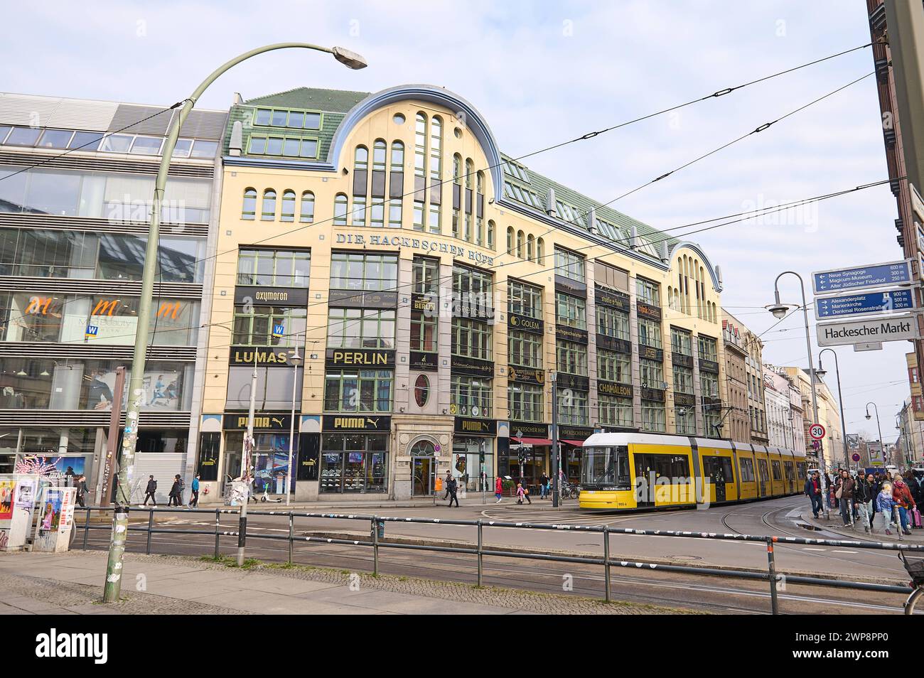 Berlin Stadtansichten Hackeschen Markt Blick auf die Hackeschen Hoefe am Hackeschen Markt im Berliner Bezirk Mitte. 22.3,2023, Berlin *** Berlin City Views Hackescher Markt Blick auf die Hackescher Hoefe am Hackeschen Markt im Berliner Stadtteil Mitte 22 3 2023, Berlin Stockfoto