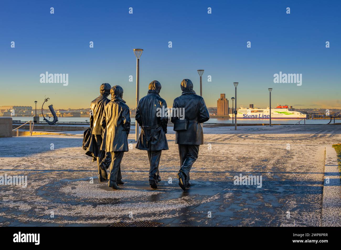 Das Beatles-Denkmal am Pier Head Liverpool Merseyside an einem verschneiten Wintermorgen Stockfoto