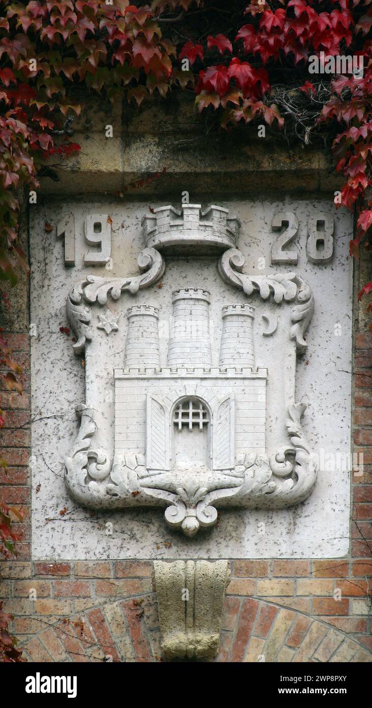 Wappen der Stadt Zagreb auf dem Friedhof Mirogoj in Zagreb, Kroatien Stockfoto