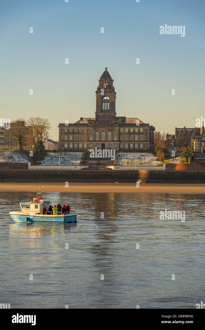 Wallasey Town Hall vom Fluss mersey Stockfoto
