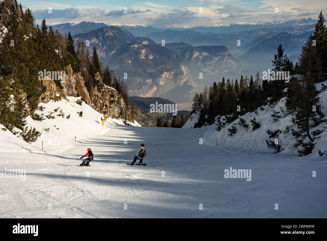 Schneebedeckte italienische Dolomiten im Winter. Skigebiet Paganella Andalo, Trentino-Südtirol, Italien. Skipisten und Winterurlaub in Andalo im Itali Stockfoto