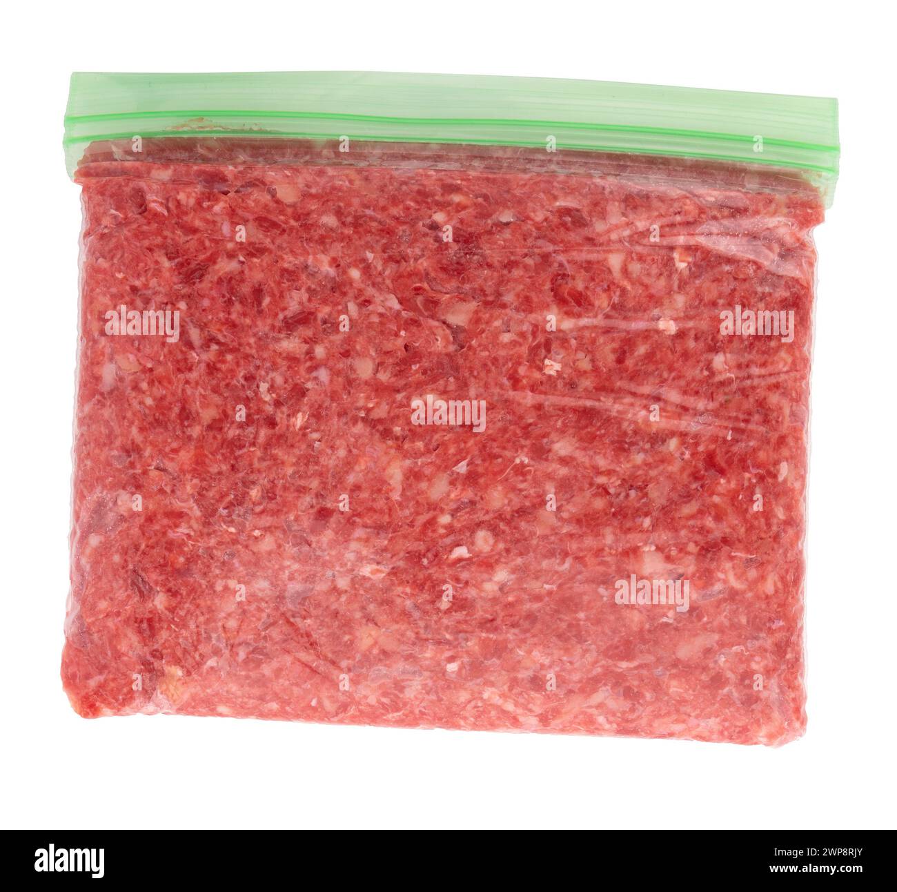 Hackfleisch in transparentem Plastikbeutel isoliert auf weißem Hintergrund mit Schneideweg, frisches Fleisch vom Schwein und Rindfleisch ist bereit zum Einfrieren oder Verkauf Stockfoto