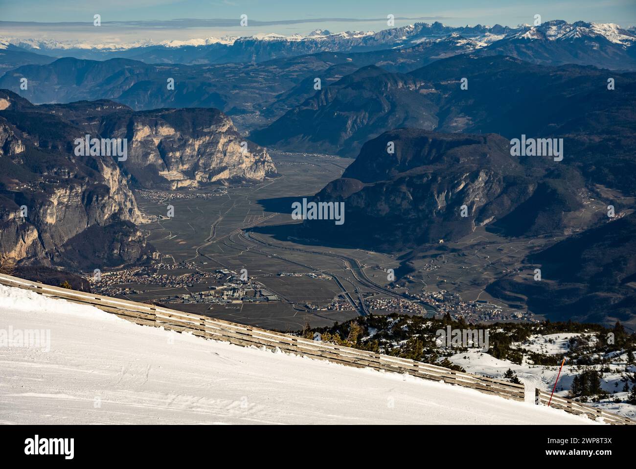 Schneebedeckte italienische Dolomiten im Winter. Skigebiet Paganella Andalo, Trentino-Südtirol, Italien. Skipisten und Winterurlaub in Andalo im Itali Stockfoto