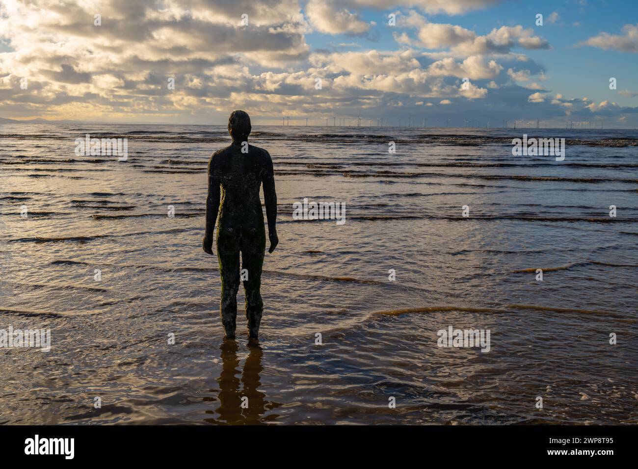 Statue von einem anderen Ort von Antony Gormley am Crosby Beach Merseyside. Stockfoto