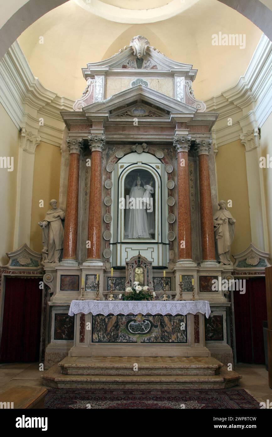 Altar unserer Lieben Frau vom Rosenkranz in der Pfarrkirche St. Sylvester Papst in Kanfanar, Kroatien Stockfoto