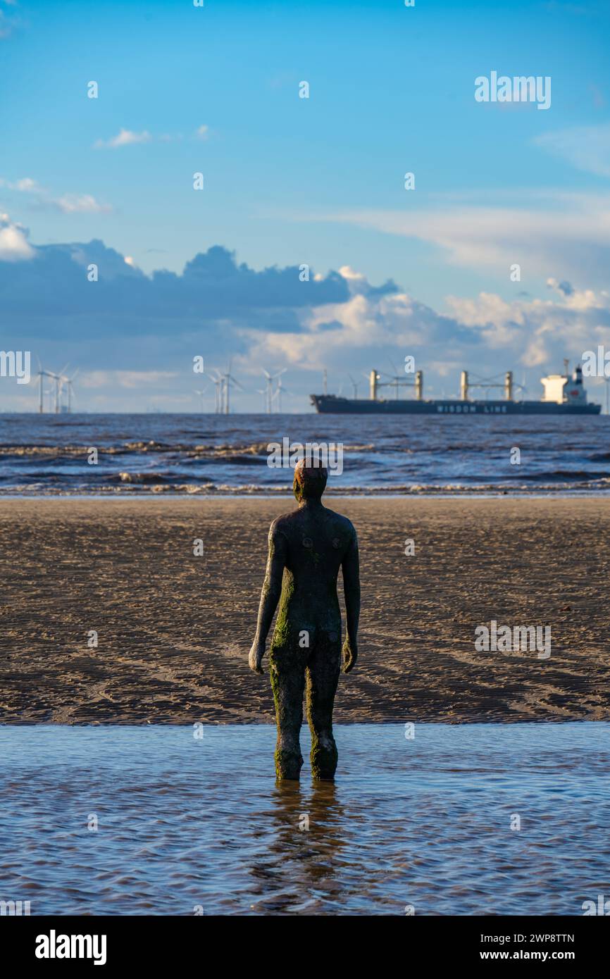 Statue von einem anderen Ort von Antony Gormley am Crosby Beach Merseyside. Stockfoto