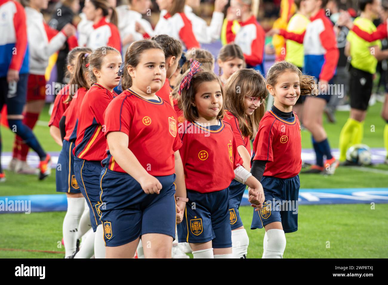 Mädchen, die während eines Frauenfußballspiels zwischen Spanien und den Niederlanden im Halbfinale der UEFA Women's Nations League am Samstag, den 23. Februar 2024 in Sevilla, España, gezeigt wurden. Quelle: Sportpix/Alamy Live News Stockfoto