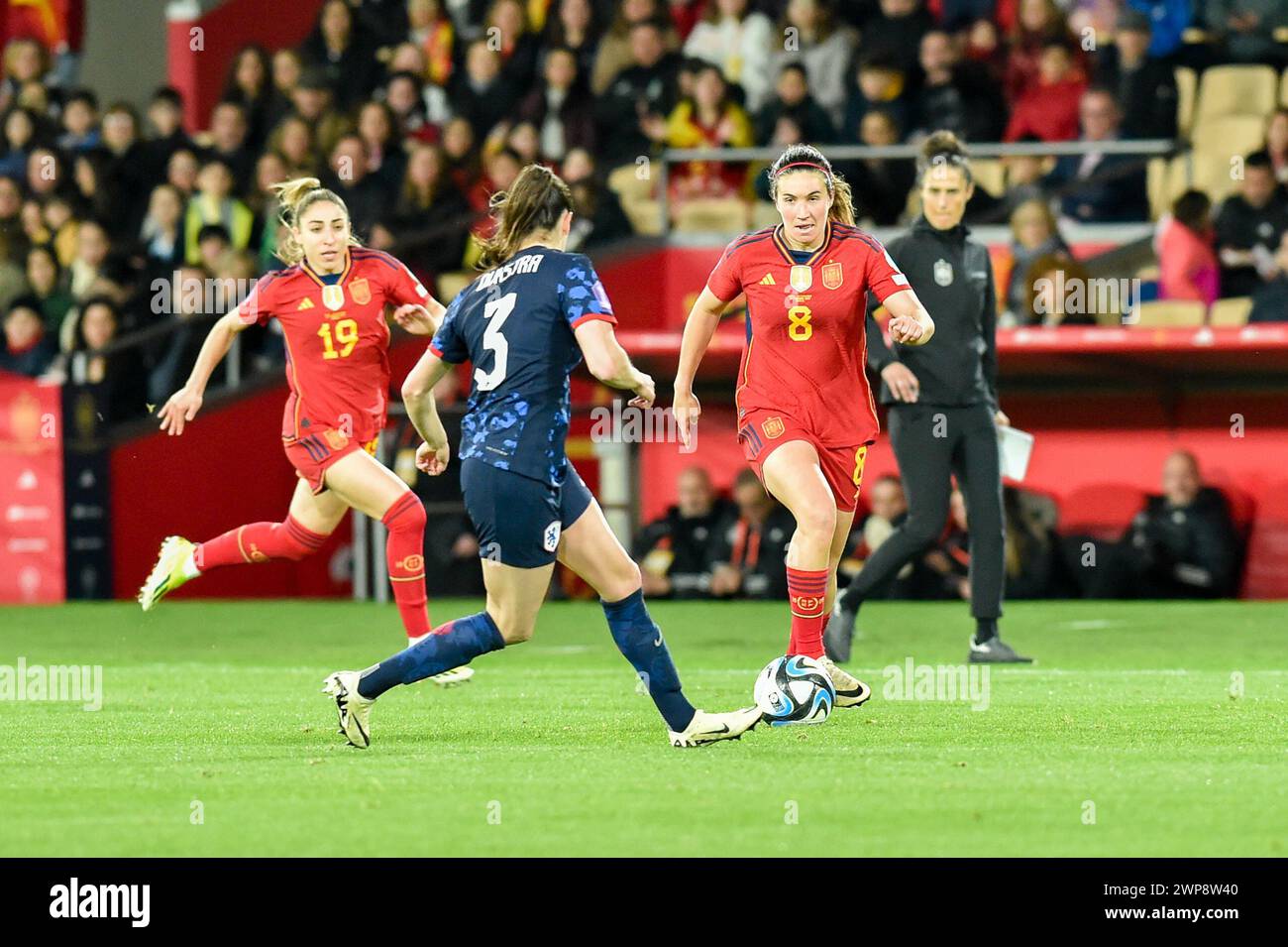 Tere Abelleira (3) aus Spanien und Caitlin Dijkstra (3) aus den Niederlanden während eines Fußballspiels zwischen Spanien und den Niederlanden im Halbfinale der UEFA Women's Nations League am Samstag, den 23. Februar 2024 in Sevilla, España. Quelle: Sportpix/Alamy Live News Stockfoto