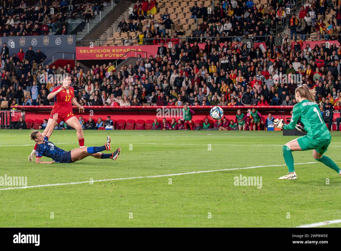 Lucía García (17) aus Spanien, dargestellt während eines Fußballspiels zwischen Spanien und den Niederlanden im Halbfinale der UEFA Women's Nations League am Samstag, den 23. Februar 2024 in Sevilla, España. Quelle: Sportpix/Alamy Live News Stockfoto