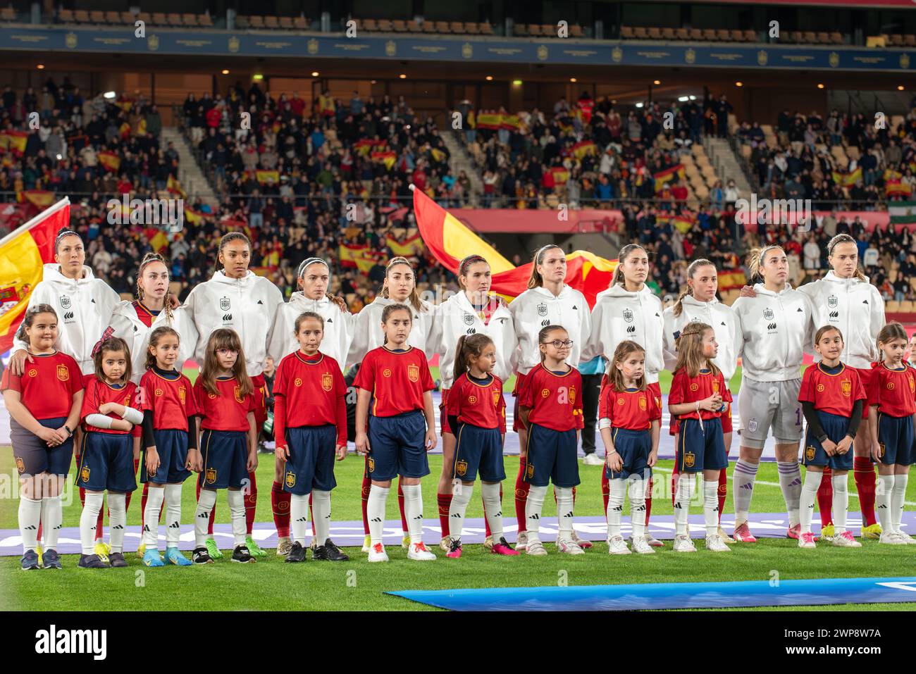 Die spanische Nationalmannschaft wurde am Samstag, den 23. Februar 2024 in Sevilla, España, vor einem Fußballspiel zwischen Spanien und den Niederlanden im Halbfinale der UEFA Women's Nations League dargestellt. Quelle: Sportpix/Alamy Live News Stockfoto