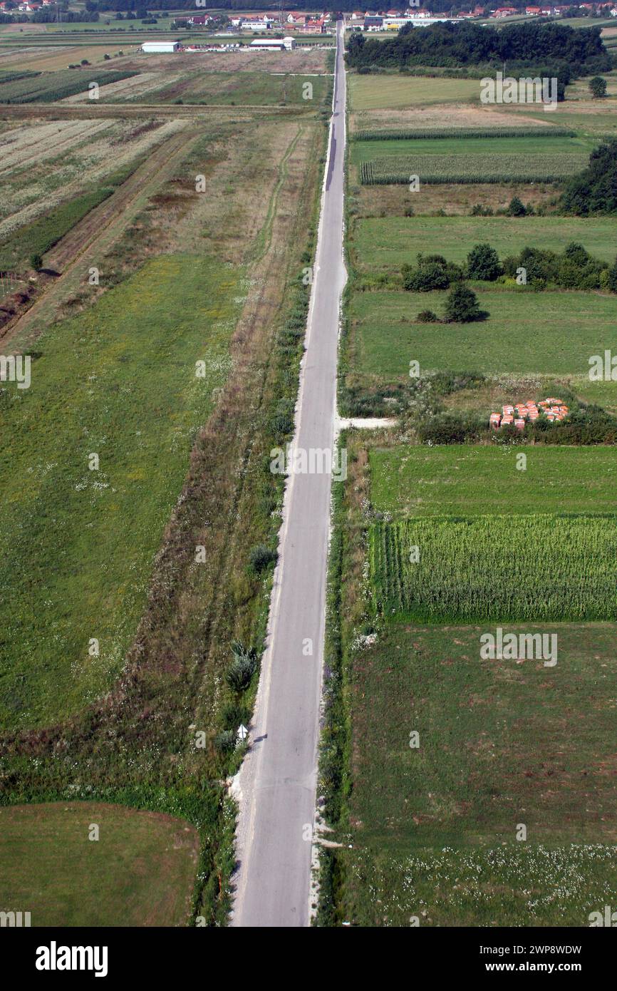 Leere Straße am Herbsttag zwischen Wiesen und Feldern, Kerestinec, Kroatien Stockfoto