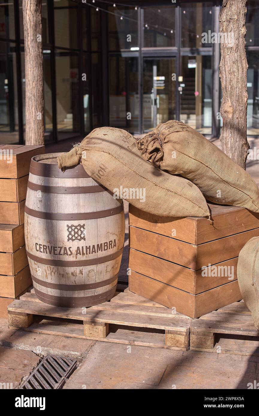 Barcelona, Spanien - 6. März 2024: Jutesäcke und ein Holzfass auf einer Palette, die an eine rustikale, traditionelle Szene erinnern, ideal für die Themen der Brauerei oder Stockfoto