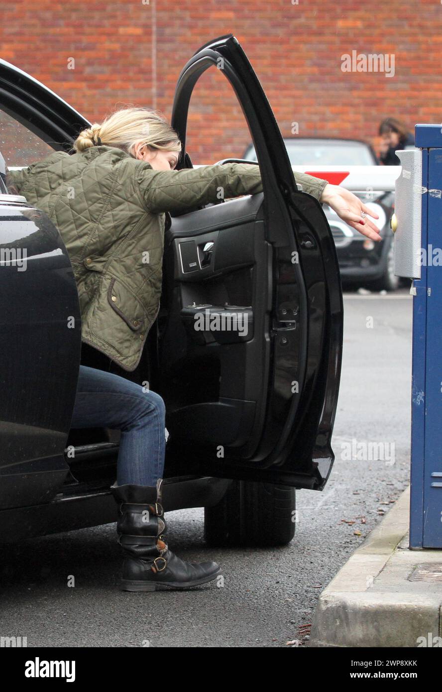 17/03/13 Doppelgelenk. Video hier: http://www.youtube.com/watch?v=AIYY 5vsAVE&feature=youtu.be Fahrer, die einen Parkplatz besuchen, werden gezwungen Stockfoto