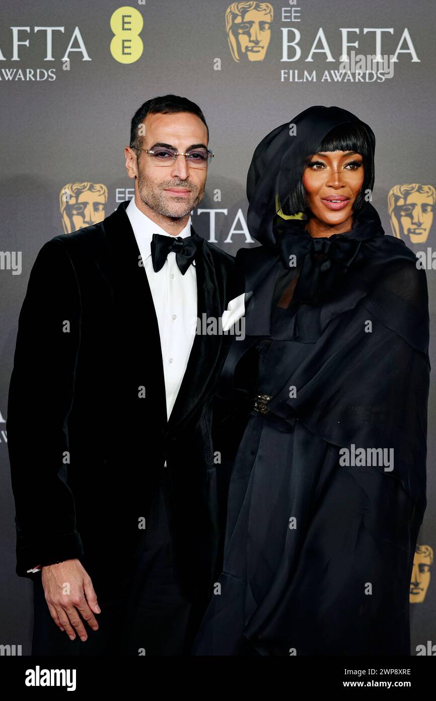 Naomi Campbell (R) und Mohammed Al Turki nehmen 2024 an den EE BAFTA Film Awards in der Royal Festival Hall in London Teil Stockfoto