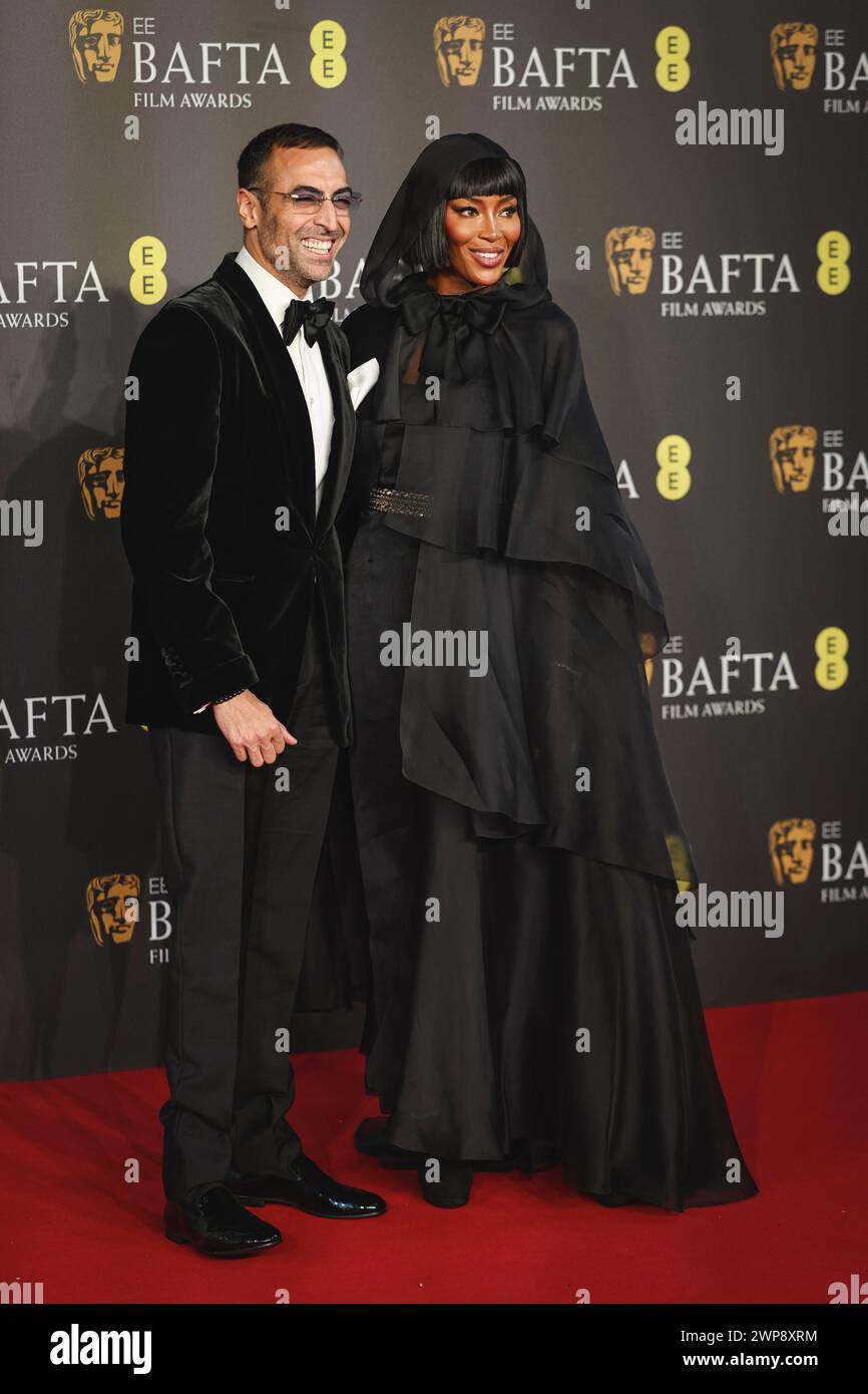 Naomi Campbell (R) und Mohammed Al Turki nehmen 2024 an den EE BAFTA Film Awards in der Royal Festival Hall in London Teil Stockfoto