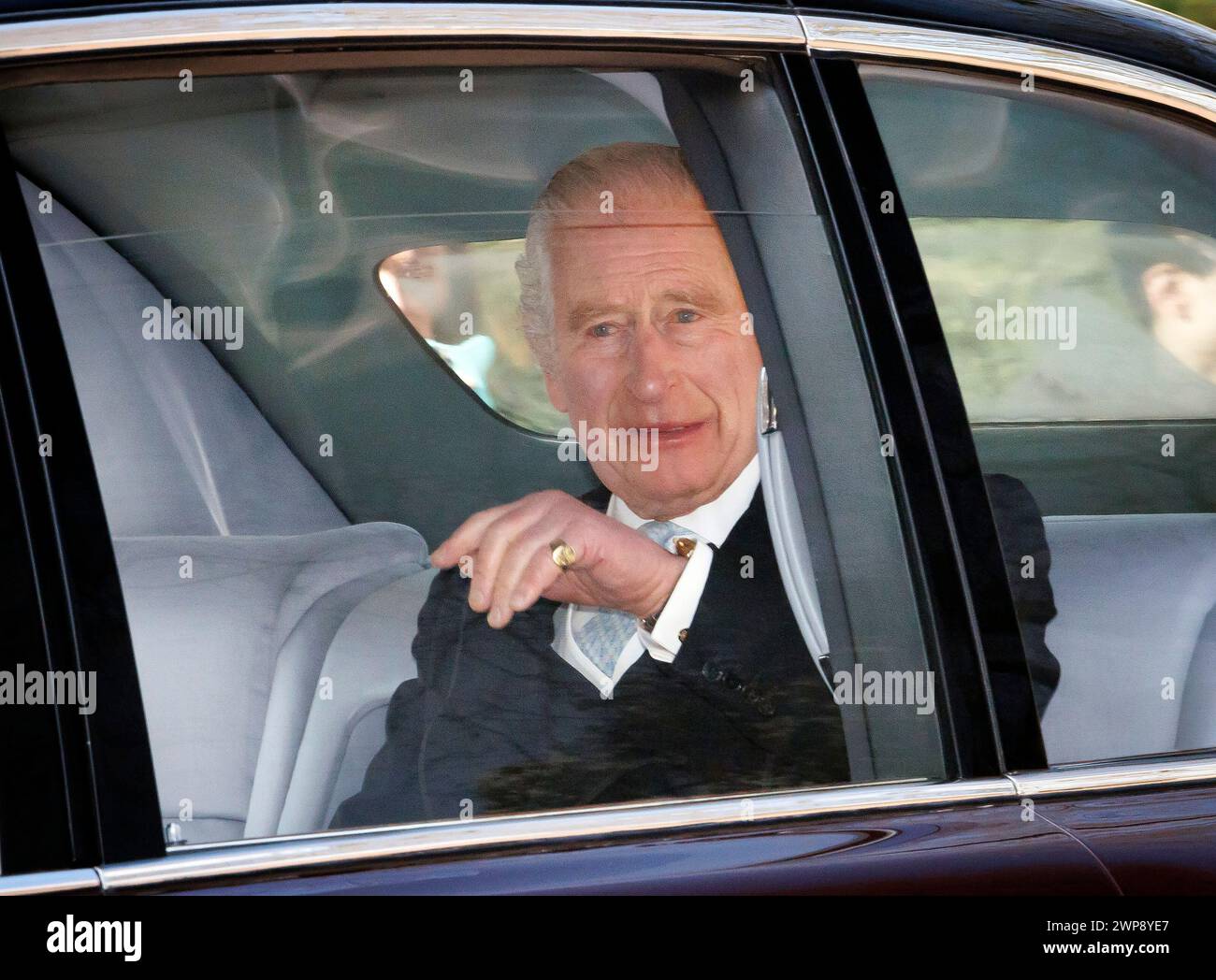 London, Großbritannien. März 2024. *** EXKLUSIV *** SONDERTARIFE *** 06.03.2024. London, Großbritannien. König Karl III. Sieht, wie er lächelnd und der Öffentlichkeit zuwinkt, als er das Clarence House in Westminster verlässt. König Karl III., der derzeit wegen Krebs behandelt wird, verpasste kürzlich eine Gedenkfeier für den verstorbenen König Konstantin von Griechenland auf Schloss Windsor. (Foto: Ben Cawthra/SIPA USA) **KEINE VERKÄUFE in Großbritannien** Credit: SIPA USA/Alamy Live News Stockfoto