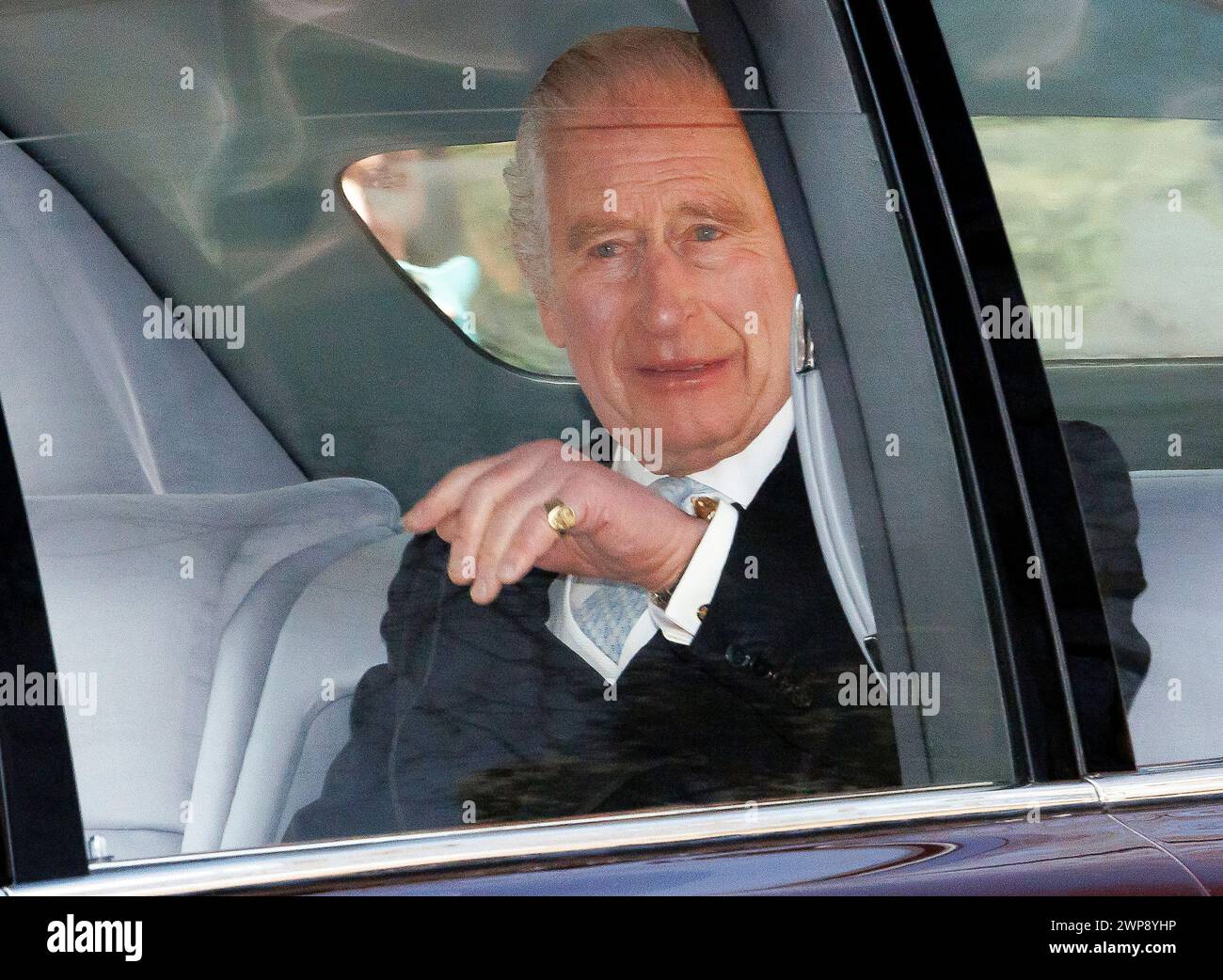 London, Großbritannien. März 2024. *** EXKLUSIV *** SONDERTARIFE *** 06.03.2024. London, Großbritannien. König Karl III. Sieht, wie er lächelnd und der Öffentlichkeit zuwinkt, als er das Clarence House in Westminster verlässt. König Karl III., der derzeit wegen Krebs behandelt wird, verpasste kürzlich eine Gedenkfeier für den verstorbenen König Konstantin von Griechenland auf Schloss Windsor. (Foto: Ben Cawthra/SIPA USA) **KEINE VERKÄUFE in Großbritannien** Credit: SIPA USA/Alamy Live News Stockfoto