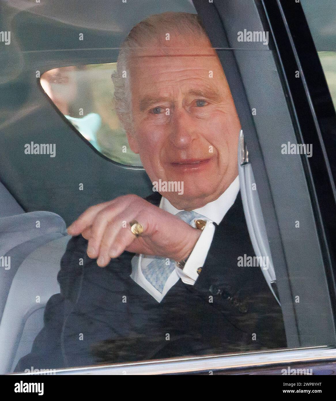 London, Großbritannien. März 2024. *** EXKLUSIV *** SONDERTARIFE *** 06.03.2024. London, Großbritannien. König Karl III. Sieht, wie er lächelnd und der Öffentlichkeit zuwinkt, als er das Clarence House in Westminster verlässt. König Karl III., der derzeit wegen Krebs behandelt wird, verpasste kürzlich eine Gedenkfeier für den verstorbenen König Konstantin von Griechenland auf Schloss Windsor. (Foto: Ben Cawthra/SIPA USA) **KEINE VERKÄUFE in Großbritannien** Credit: SIPA USA/Alamy Live News Stockfoto