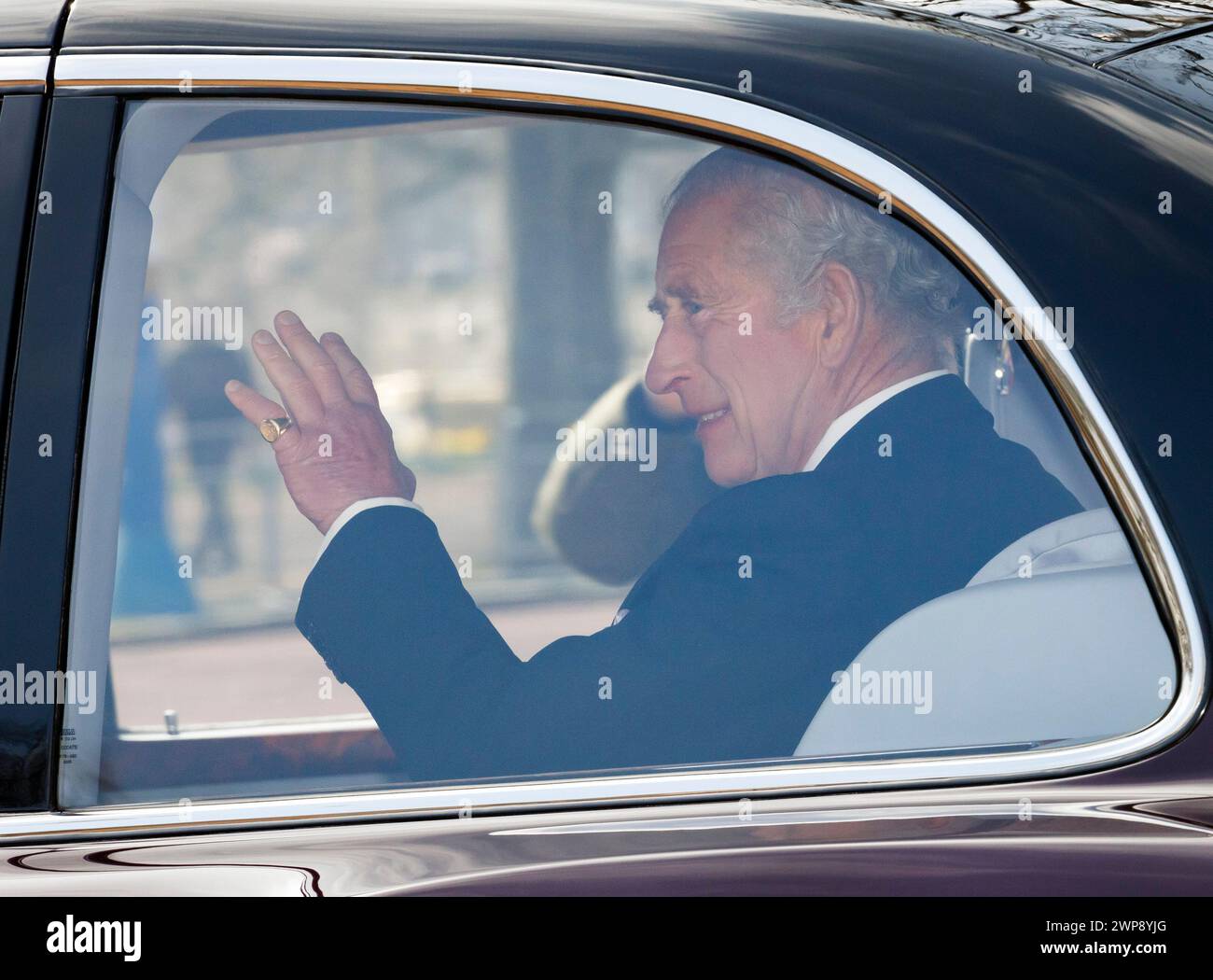 London, Großbritannien. März 2024. *** EXKLUSIV *** SONDERTARIFE *** 06.03.2024. London, Großbritannien. König Karl III. Sieht, wie er lächelnd und der Öffentlichkeit zuwinkt, als er das Clarence House in Westminster verlässt. König Karl III., der derzeit wegen Krebs behandelt wird, verpasste kürzlich eine Gedenkfeier für den verstorbenen König Konstantin von Griechenland auf Schloss Windsor. (Foto: Ben Cawthra/SIPA USA) **KEINE VERKÄUFE in Großbritannien** Credit: SIPA USA/Alamy Live News Stockfoto