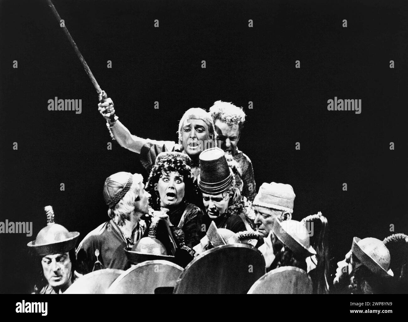 Top Center: Dermot Crowley in THE WOMAN - Szenen von Krieg und Freiheit von Edward Bond im Olivier Theatre, National Theatre (NT), London SE1 10/08/1978 Musik: Hans Werner Henze Bühnenbild: Hayden Griffin Kostüme: Stephen Skaptason Beleuchtung: Andy Phillips Choreographie: Tel Stevens Regisseur: Edward Bond Stockfoto